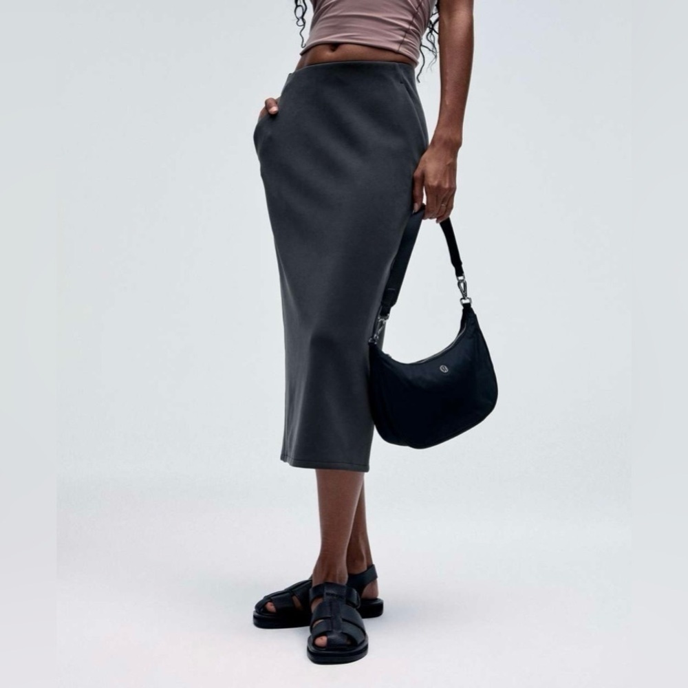 Lululemon sz 6 Softstreme High-Rise Midi Skirt
Black, new without tags